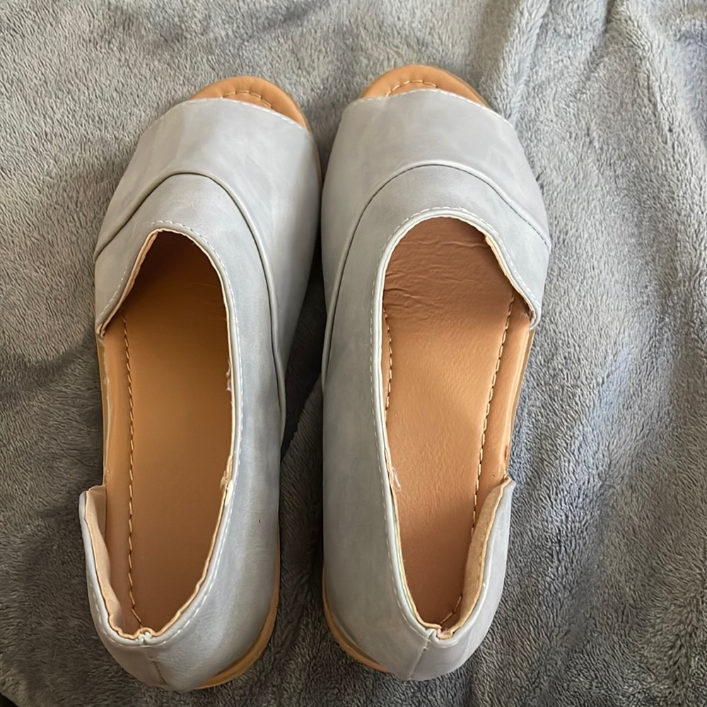NWOT GRAY SANDALS